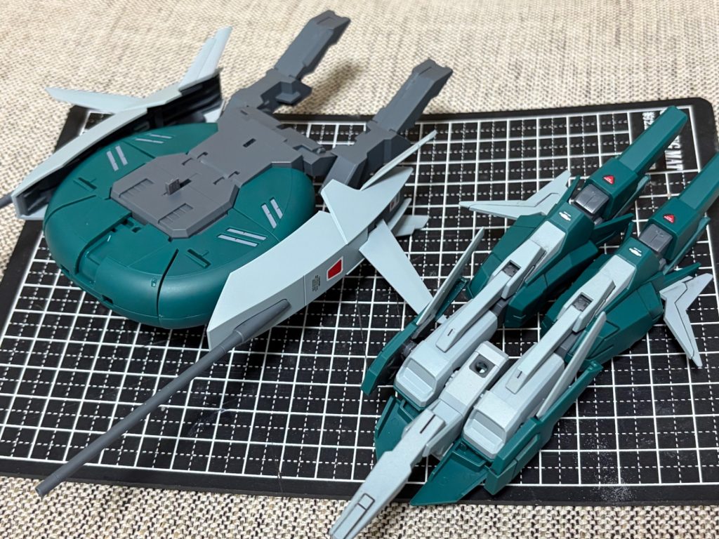 作ってみてわかったんですが、上半身と下半身がそれぞれ独立したメカに見えます。バウで言うところのバウアッタカーとバウナッターの様です。最後までご覧いただきありがとうございました。