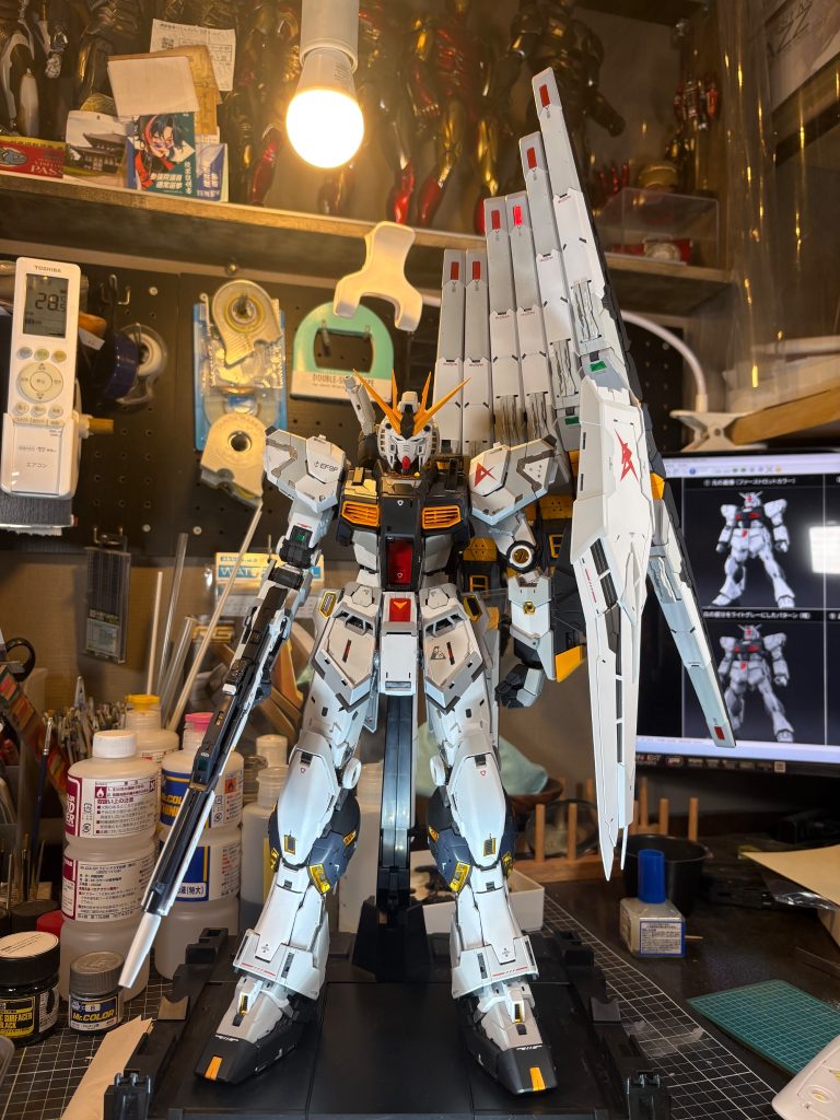 ビームライフルを握らせるハンドパーツの部品をひとつ、ランナーに残したままガンダムベースに捨ててきてしまいました。また、コックピット背面のパーツの取り付けを忘れましたが分解が困難なため余剰パーツに。他にも誤って取り付けた肩のスラスターと、抜けなくなった膝裏のシリンダーをどうにかするために試みた分解やそのリカバーに多大な時間を費やすなど失敗や試行錯誤多数。