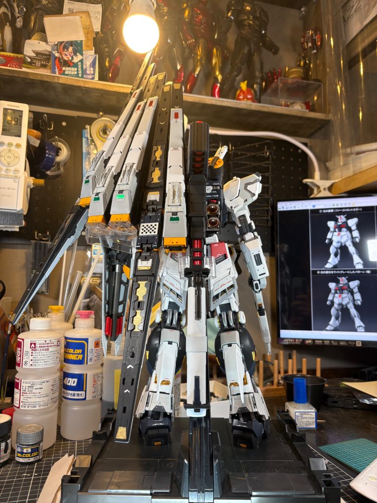 フィン・ファンネルの内側も塗り分けしました。もう少しパーツを分けてくれてもいいような気もしますが、重量との兼ね合いなんだろうと納得。