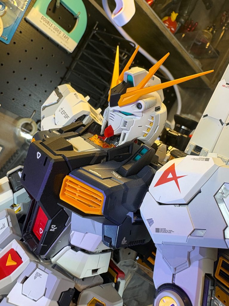 見た目もサイズも解体匠機νガンダムに引けを取らないPGU νガンダムを完成させたことはひとつの到達点、マイルストーンの通過であり、棺桶に持っていく後悔が一つ減った。