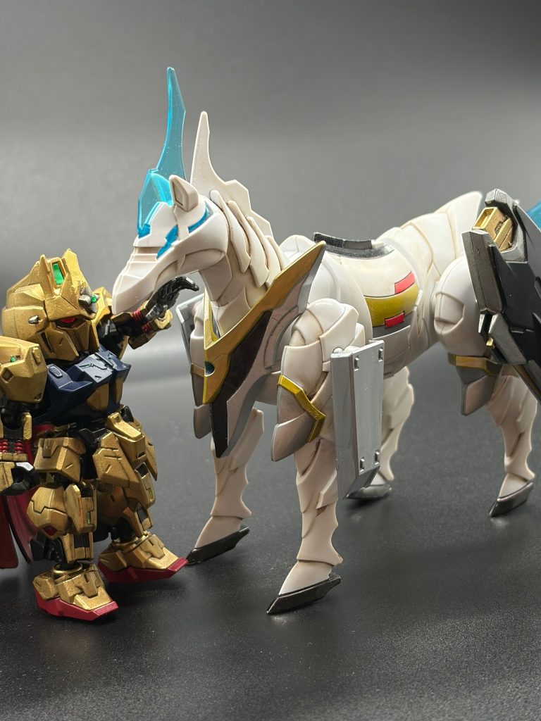 オプションパーツの軍馬を組み合わせて騎士感をさらに強化。モビリティジョイントEXパーツより入手しやすく、クリアパーツも付属するお得なアイテムです。