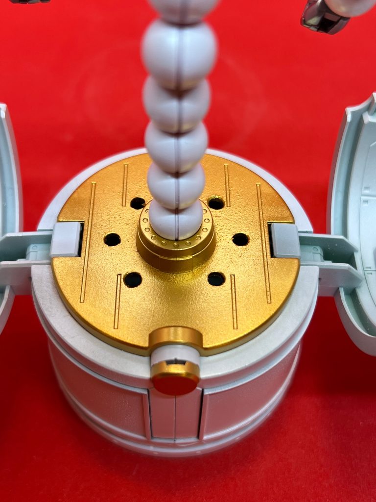 鐘🔔の中には武器ハードポイント* 6様々の武器を隠す，例えばナイフ、鞭、爆弾💣
