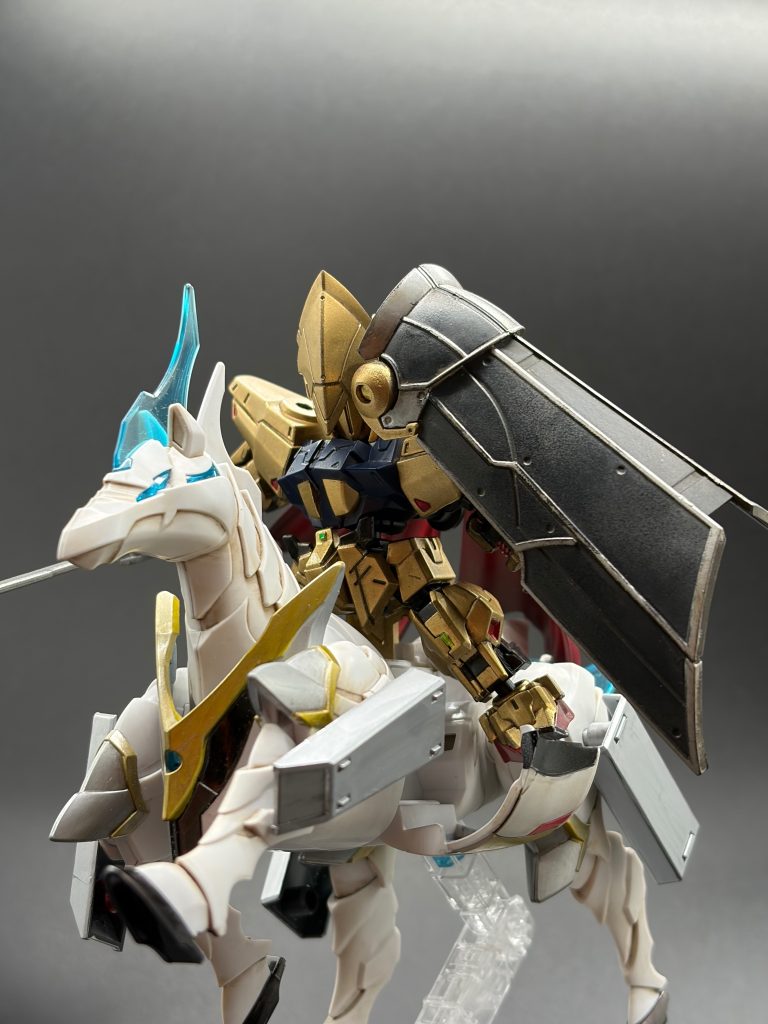 肩鎧やマント、頭部バイザーは30MFオプションパーツを使用。肩鎧はボールデンアームズとの組み合わせで無改造装着が可能でした。3mmジョイントの汎用性に助けられています。