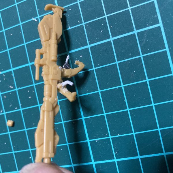 ハイパーメガランチャーに可動式のグリップを新造、それに合わせて武器用の拳を作成しました。（4枚目）