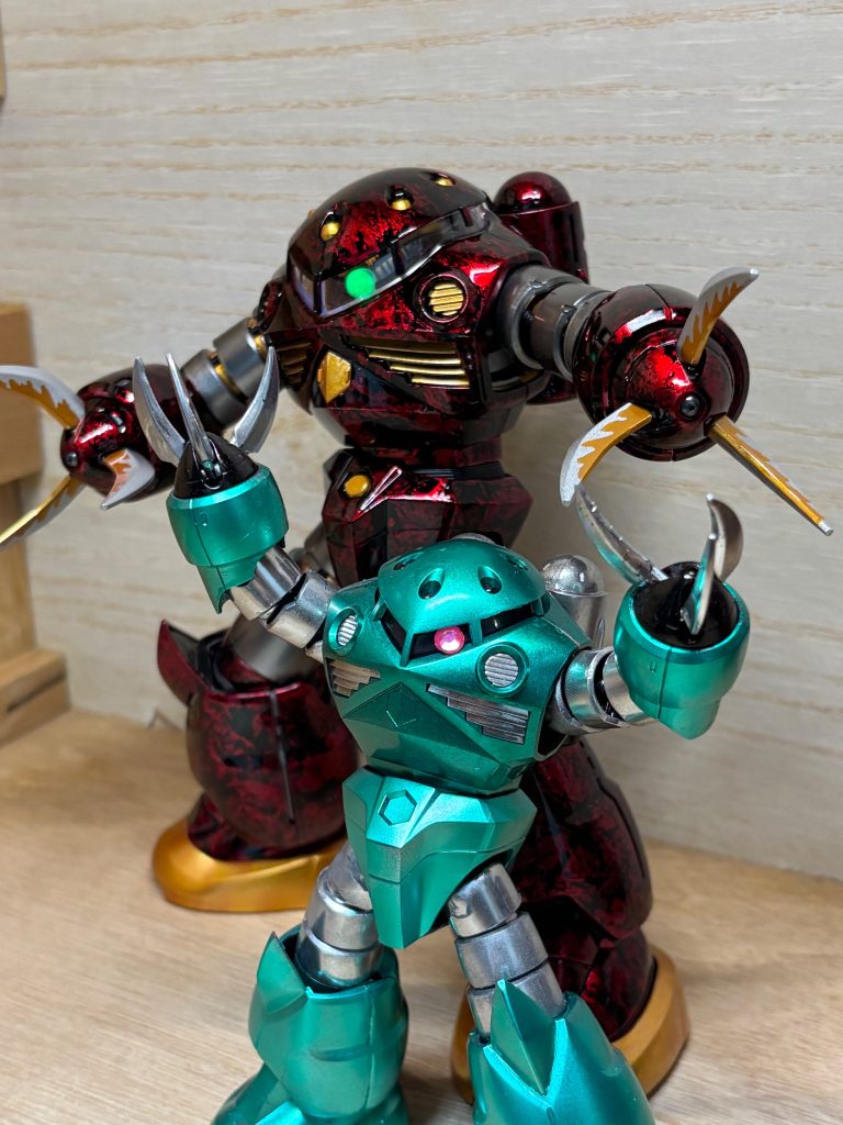 昔ガンダムマーカーで塗ったHGズゴックと一緒にパシャリ並べてみると爪はメッキが似合ったかな？と少し後悔最近モチベーションが高いから次作るプラモに反映します💪