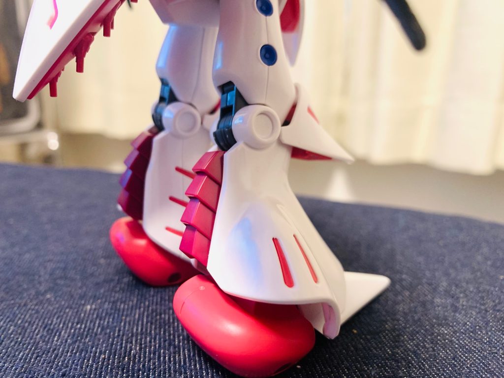 足のかかと部分がぷっくりしてるのもまた可愛い…脚部はなんとなくフレアパンツがよぎります。