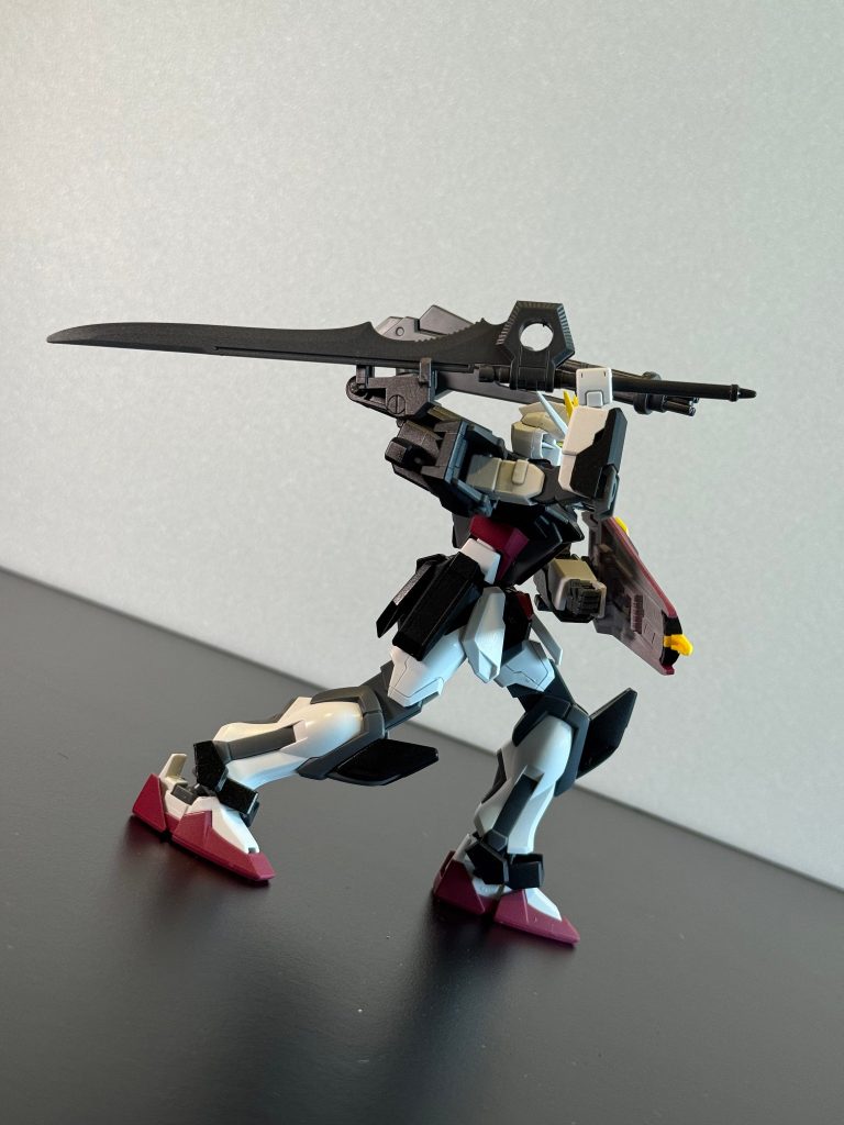 ただ、ストライクガンダムのプロトタイプとなると「PS装甲」と「ストライカーパック」の存在がどうしても立ちはだかるな…となり、更に昔々EVOLVEで一目惚れしたグランドスラムも装備したい！グランドスラムが存在した理由つくりてぇ！ということで、色々理屈をこねてみました笑まぁ、考えてみたらEVOLVEだとZAFTの基地っぽいとこにあったんですけどね…グランドスラム。（個人的には、グランドスラムを収納、直接持てるようにしたのが頑張りポイント）