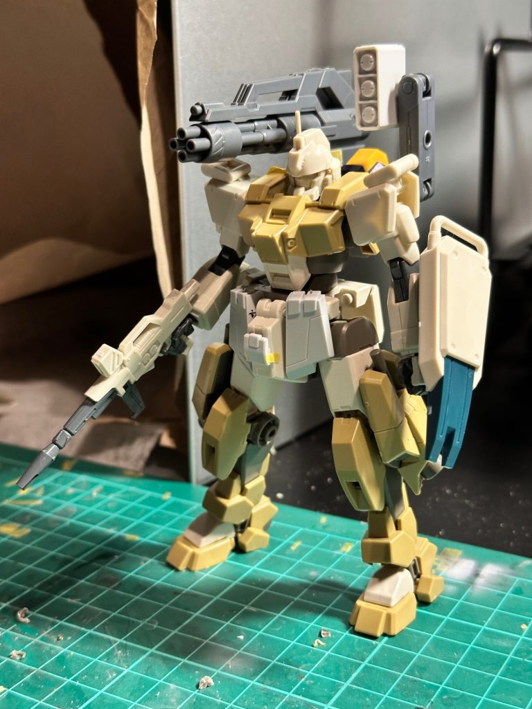 製作途中画像。頭部を胴体にめり込ませたくて、首の取り付け位置をかなり下に変更しています。