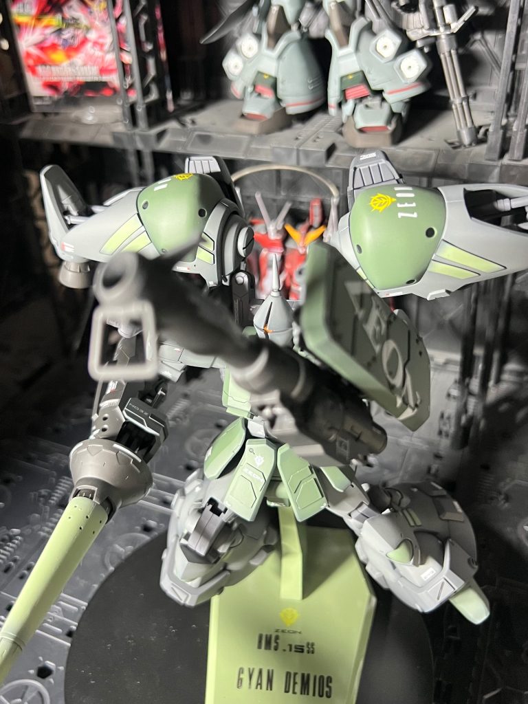 武装にはまず、敵機への牽制や中距離での戦闘を可能にすべく　旧公国軍採用の「360mmジャイアントバズ」を短砲身化させつつ機関部を新規に設計した「360mmショートバズ」をショートシールドと共に装備させた。また、シールド背面には試作2号機にて採用された試作型のビームサーベルを2機搭載している。