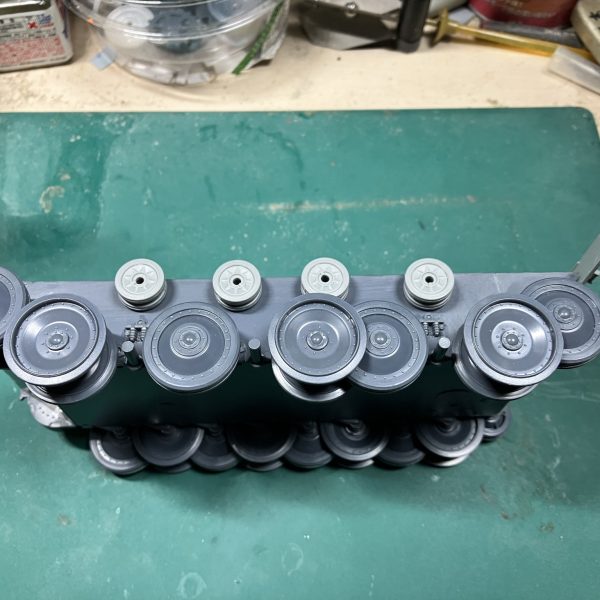 メガサイズ 1/48ザクをベースにザクタンク(グリーンマカク)を製作するための準備をしていきます写真のはオリジン版マゼラ・アタックを仮合わせ1番大変な車体をスクラッチするために、どうやって進めていくかイメージしました起動輪と誘導輪も転輪と同じデザイン持っていて1番近しいパンサー戦車の転輪とⅣ号戦車の転輪を使おうと思います履帯の端から端まで210ミリもある為、全長は一体幾つなんか測らないとですわ〜&nbsp;（4枚目）