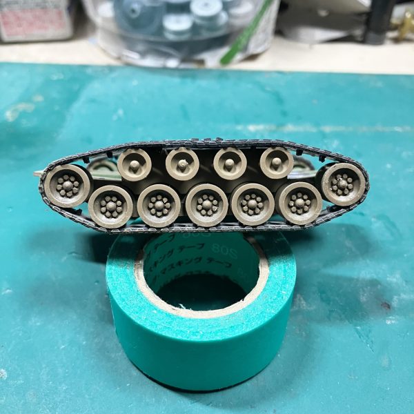 メガサイズ 1/48ザクをベースにザクタンク(グリーンマカク)を製作するための準備をしていきます写真のはオリジン版マゼラ・アタックを仮合わせ1番大変な車体をスクラッチするために、どうやって進めていくかイメージしました起動輪と誘導輪も転輪と同じデザイン持っていて1番近しいパンサー戦車の転輪とⅣ号戦車の転輪を使おうと思います履帯の端から端まで210ミリもある為、全長は一体幾つなんか測らないとですわ〜&nbsp;（3枚目）