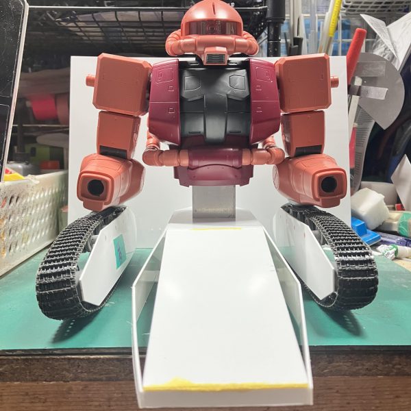 1/48ザクタンク(グリーンマカク)製作1〜2日目車体中央のボディを製作マゼラ・アタックを参考に現物合わせで箱組みパンサーの転輪と履帯を使用して無限軌道を製作しました履帯は、そのままでは長さが足りないから、余ってた履帯をホチキスで延長しました見えないところだから簡単に延長出来ました∩^ω^∩（2枚目）