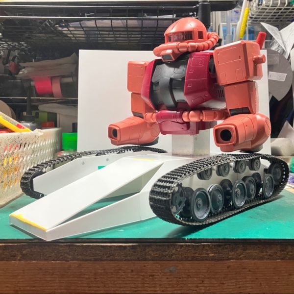 1/48ザクタンク(グリーンマカク)製作1〜2日目車体中央のボディを製作マゼラ・アタックを参考に現物合わせで箱組みパンサーの転輪と履帯を使用して無限軌道を製作しました履帯は、そのままでは長さが足りないから、余ってた履帯をホチキスで延長しました見えないところだから簡単に延長出来ました∩^ω^∩（1枚目）