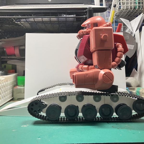 1/48ザクタンク(グリーンマカク)製作1〜2日目車体中央のボディを製作マゼラ・アタックを参考に現物合わせで箱組みパンサーの転輪と履帯を使用して無限軌道を製作しました履帯は、そのままでは長さが足りないから、余ってた履帯をホチキスで延長しました見えないところだから簡単に延長出来ました∩^ω^∩（3枚目）