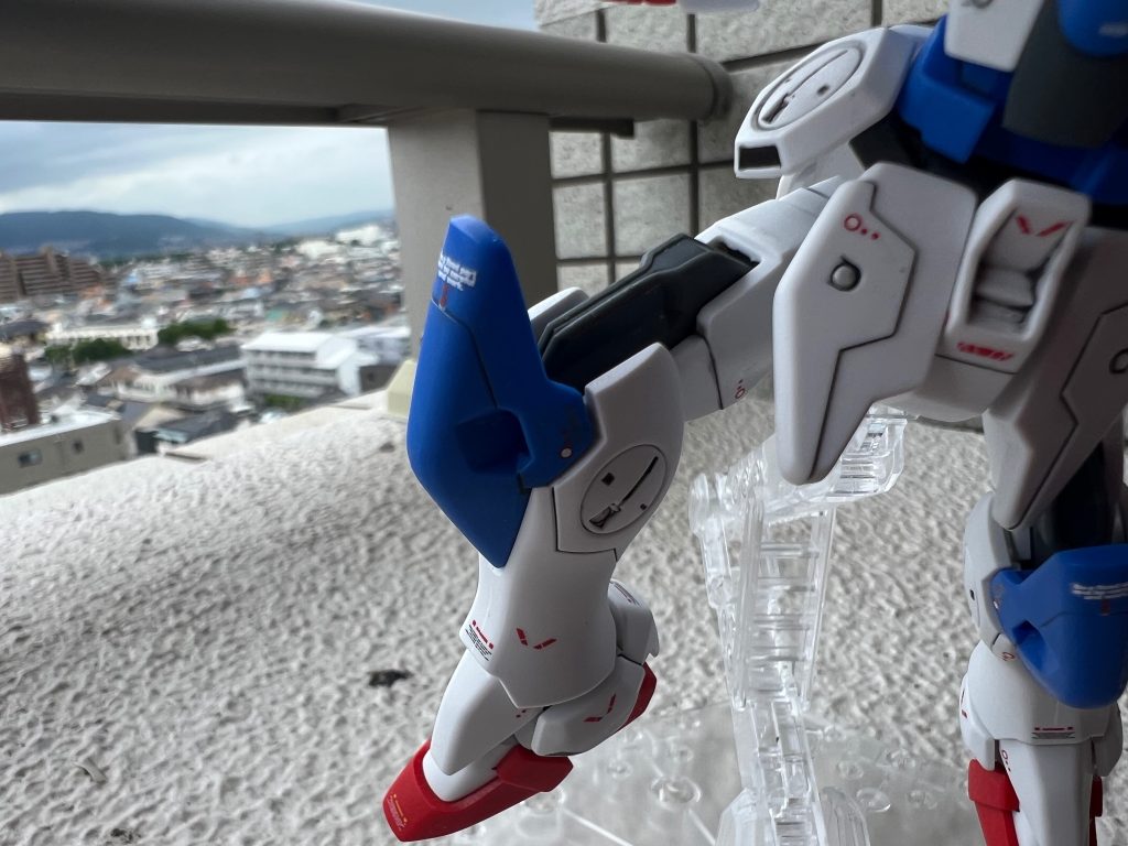 すぐに抜ける膝。ヴィクトリーもでしたが、ポージングの度に膝が抜けます。下の接合部だけでも接着した方が良いかもしれません。