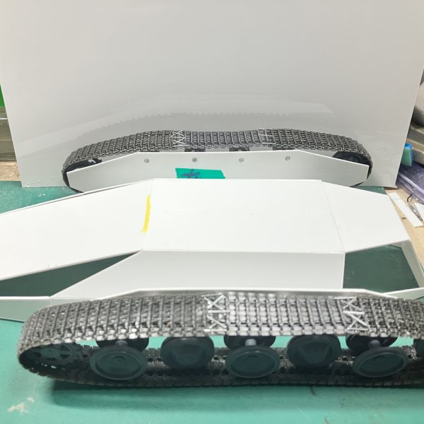 1/48ザクタンク(グリーンマカク)製作1〜2日目車体中央のボディを製作マゼラ・アタックを参考に現物合わせで箱組みパンサーの転輪と履帯を使用して無限軌道を製作しました履帯は、そのままでは長さが足りないから、余ってた履帯をホチキスで延長しました見えないところだから簡単に延長出来ました∩^ω^∩（4枚目）