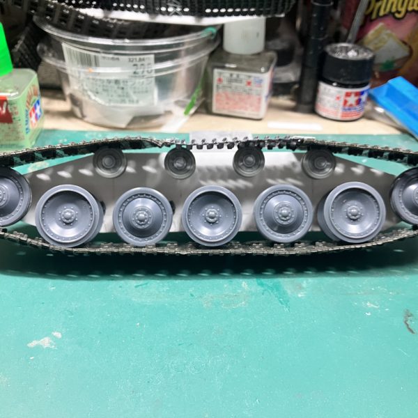 履帯幅が細かったから変更しますパンサー戦車の履帯からキングタイガーの履帯に変えましたマゼラ・アタックを参考に計算したら幅24ミリ、パンサー戦車の幅は18ミリとだいぶ細かったです余っているのがキングタイガーの履帯幅は25ミリとちょうどいい感じでしたでも延長しないとだったんですが、持ってないからパンサーの履帯を使用見えないところだから、これでいいかな〜って∩^ω^∩起動輪がパンサーのでは溝が合わないから起動輪も変更しました（3枚目）