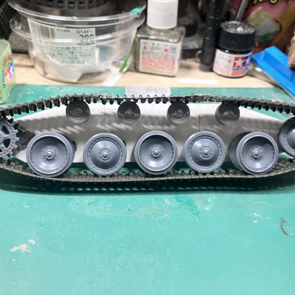 履帯幅が細かったから変更しますパンサー戦車の履帯からキングタイガーの履帯に変えましたマゼラ・アタックを参考に計算したら幅24ミリ、パンサー戦車の幅は18ミリとだいぶ細かったです余っているのがキングタイガーの履帯幅は25ミリとちょうどいい感じでしたでも延長しないとだったんですが、持ってないからパンサーの履帯を使用見えないところだから、これでいいかな〜って∩^ω^∩起動輪がパンサーのでは溝が合わないから起動輪も変更しました（4枚目）