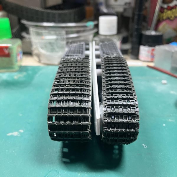 履帯幅が細かったから変更しますパンサー戦車の履帯からキングタイガーの履帯に変えましたマゼラ・アタックを参考に計算したら幅24ミリ、パンサー戦車の幅は18ミリとだいぶ細かったです余っているのがキングタイガーの履帯幅は25ミリとちょうどいい感じでしたでも延長しないとだったんですが、持ってないからパンサーの履帯を使用見えないところだから、これでいいかな〜って∩^ω^∩起動輪がパンサーのでは溝が合わないから起動輪も変更しました（2枚目）