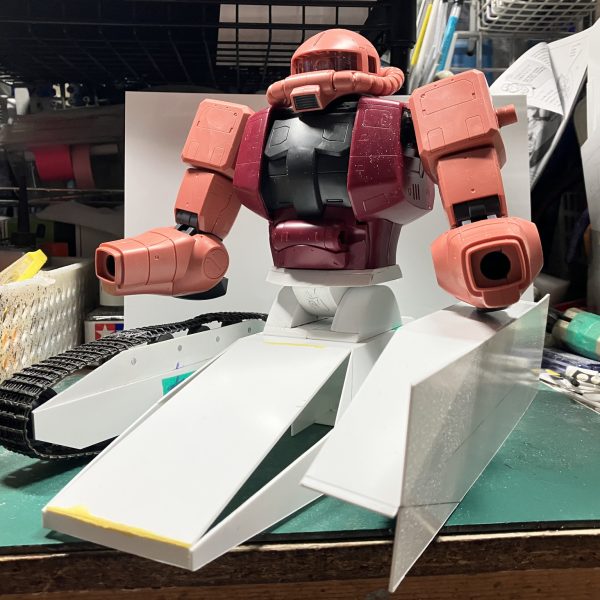 1/48ザクタンク(グリーンマカク)製作3〜7日目車体外側の装甲を製作旧キットのマゼラ・アタックの寸法を参考に計算して仮合わせしてみたら、長く感じました修正するにも寸法が分からないから、上半身を決めないとと思い接続部を作りましたこれで車体の寸法が決まりそうです幅詰めようと思いますψ(｀∇´)ψ（2枚目）