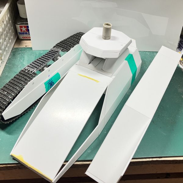 1/48ザクタンク(グリーンマカク)製作3〜7日目車体外側の装甲を製作旧キットのマゼラ・アタックの寸法を参考に計算して仮合わせしてみたら、長く感じました修正するにも寸法が分からないから、上半身を決めないとと思い接続部を作りましたこれで車体の寸法が決まりそうです幅詰めようと思いますψ(｀∇´)ψ（4枚目）