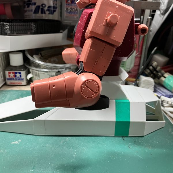 1/48ザクタンク(グリーンマカク)製作3〜7日目車体外側の装甲を製作旧キットのマゼラ・アタックの寸法を参考に計算して仮合わせしてみたら、長く感じました修正するにも寸法が分からないから、上半身を決めないとと思い接続部を作りましたこれで車体の寸法が決まりそうです幅詰めようと思いますψ(｀∇´)ψ（3枚目）