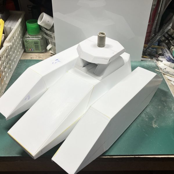 1/48ザクタンク(グリーンマカク)製作8〜11日目デカかった、車体中央部のサイズを決めてから幅詰めました両側の装甲部もそれに伴い、サイズを調整これでなんとかザクタンクっぽくなってきましたψ(｀∇´)ψ車体上面と下面は別パーツなので、中身スカスカです(//∇//)そのまま車体下面を製作してキャタピラを着けれるようにしようと思いますᕦ(ò_óˇ)ᕤ（4枚目）