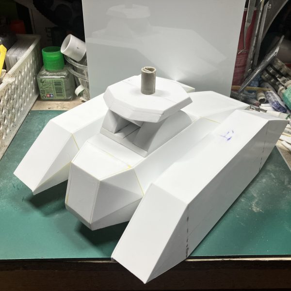 1/48ザクタンク(グリーンマカク)製作8〜11日目デカかった、車体中央部のサイズを決めてから幅詰めました両側の装甲部もそれに伴い、サイズを調整これでなんとかザクタンクっぽくなってきましたψ(｀∇´)ψ車体上面と下面は別パーツなので、中身スカスカです(//∇//)そのまま車体下面を製作してキャタピラを着けれるようにしようと思いますᕦ(ò_óˇ)ᕤ（5枚目）