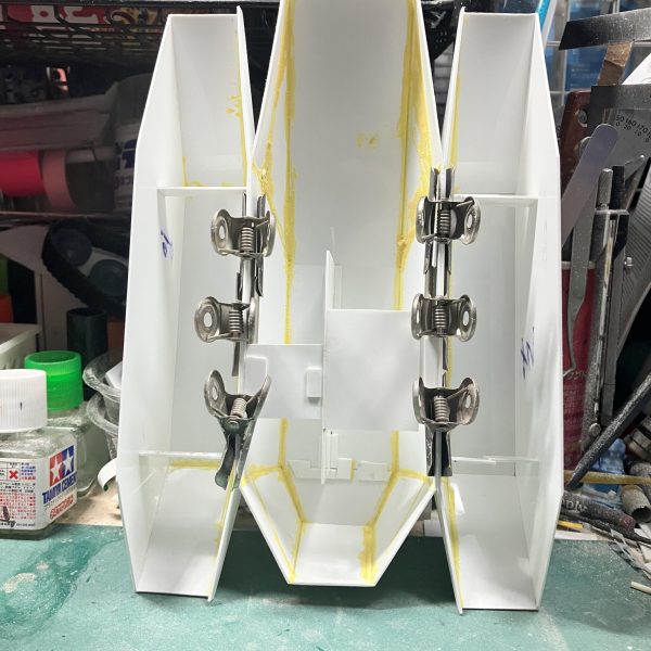 1/48ザクタンク(グリーンマカク)製作8〜11日目デカかった、車体中央部のサイズを決めてから幅詰めました両側の装甲部もそれに伴い、サイズを調整これでなんとかザクタンクっぽくなってきましたψ(｀∇´)ψ車体上面と下面は別パーツなので、中身スカスカです(//∇//)そのまま車体下面を製作してキャタピラを着けれるようにしようと思いますᕦ(ò_óˇ)ᕤ（6枚目）
