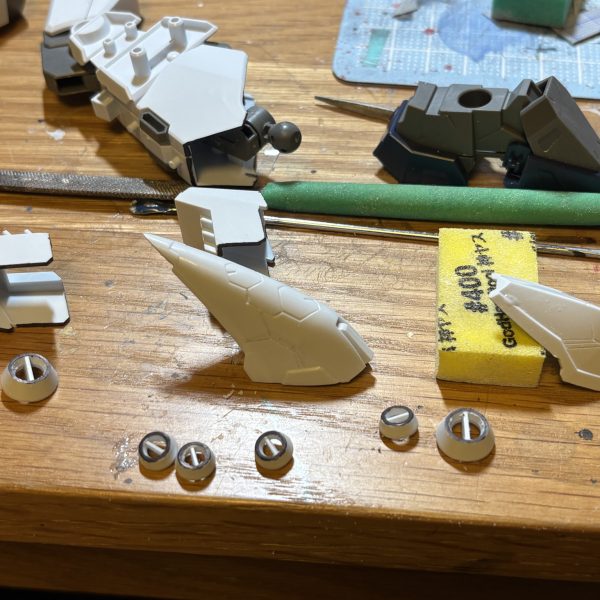 制作記録をご覧の方々、いつもありがとうございます。励みになります....本当に....ディティールアップが大体終わりました。ちなみにいつもディティールアップはサムネ写真みたいな感じで鉛筆描きしてデザインをあーでもないこーでもないして決めてます。細かく言うとパーツの辺とか工具の幅とかで簡単な再現性を意識しつつ決めてます。今回のΞは特に直線的なので。で、ディティールアップは大方終わってパーツのフチ薄加工も終わり、整面処理を始めました。まあすぐ終わるかな、と思います。あとはパーツ洗って塗装ですね。長ぇ〜（2枚目）