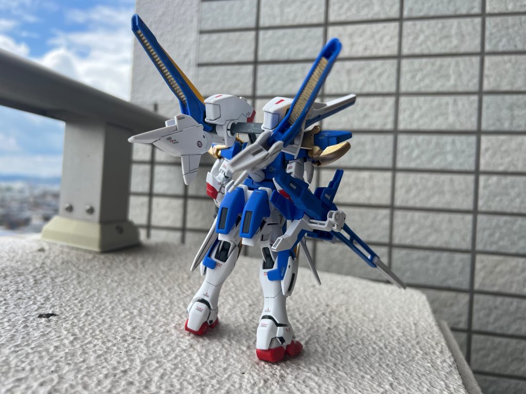前回のV2ガンダム制作時にミノフスキーフライト部の付属シールがチープに思えてガンダムマーカーイエローゴールドで塗装してみました。これで宇宙世紀最強になれたかな(*'ω'*)
