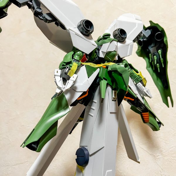 100円ショップのハンガーアーム！まさしくノイエジールの隠し腕を具現化したようだ！背面はガーベラのシュツルムブースターがそっくりだったので切断後にスラスターにSDノイエのパーツをくっつけて制作しました。（6枚目）