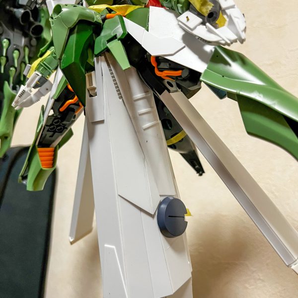 100円ショップのハンガーアーム！まさしくノイエジールの隠し腕を具現化したようだ！背面はガーベラのシュツルムブースターがそっくりだったので切断後にスラスターにSDノイエのパーツをくっつけて制作しました。（5枚目）