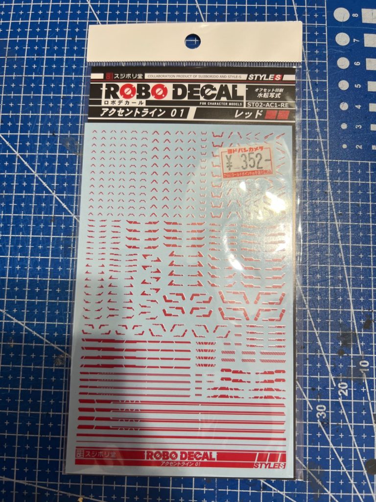 今回のV2ガンダムにはスジボリ堂さんのROBOデカールを多用しました。購入はヨドバシ梅田が多いです。仕事で京都に行く際にはガンダムベース京都にも立ち寄り購入していました(京都の仕事がなくなったので行くチャンスが激減しました)。