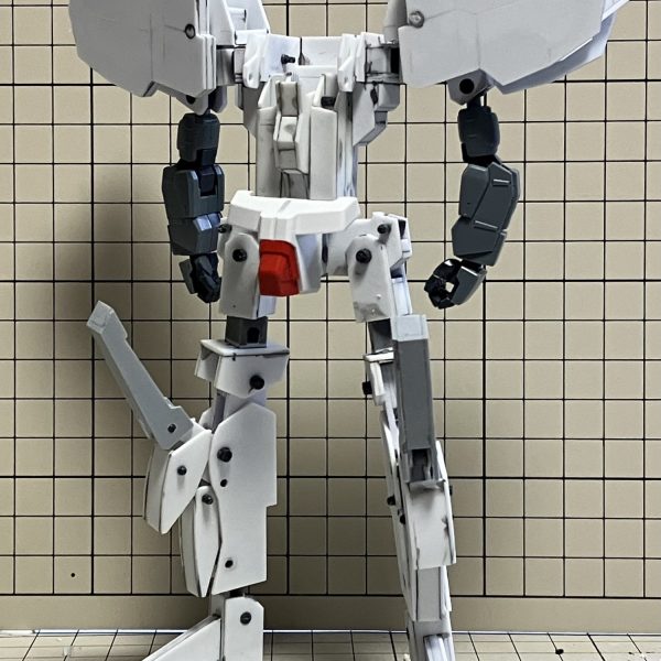 胴を製作。写真には無いが肩を前後にスイングできるようにしている。無論、分離、変形も可能。腿を長めにしているためキットよりも頭頂高が高くなっている。ただし固定機構が無いので背骨を早く作らなければ…。（2枚目）