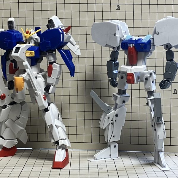 胴を製作。写真には無いが肩を前後にスイングできるようにしている。無論、分離、変形も可能。腿を長めにしているためキットよりも頭頂高が高くなっている。ただし固定機構が無いので背骨を早く作らなければ…。（7枚目）