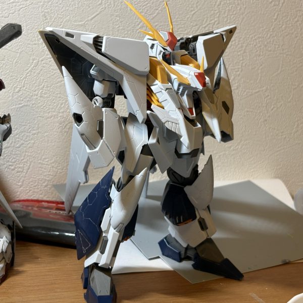 制作記録をご覧の方々、いつもありがとうございます。励みになります....本当に....ディティールアップが大体終わりました。ちなみにいつもディティールアップはサムネ写真みたいな感じで鉛筆描きしてデザインをあーでもないこーでもないして決めてます。細かく言うとパーツの辺とか工具の幅とかで簡単な再現性を意識しつつ決めてます。今回のΞは特に直線的なので。で、ディティールアップは大方終わってパーツのフチ薄加工も終わり、整面処理を始めました。まあすぐ終わるかな、と思います。あとはパーツ洗って塗装ですね。長ぇ〜（3枚目）
