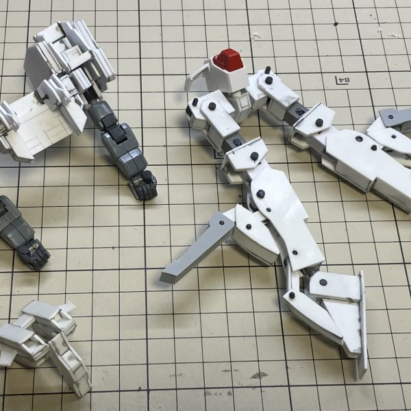 胴を製作。写真には無いが肩を前後にスイングできるようにしている。無論、分離、変形も可能。腿を長めにしているためキットよりも頭頂高が高くなっている。ただし固定機構が無いので背骨を早く作らなければ…。（4枚目）
