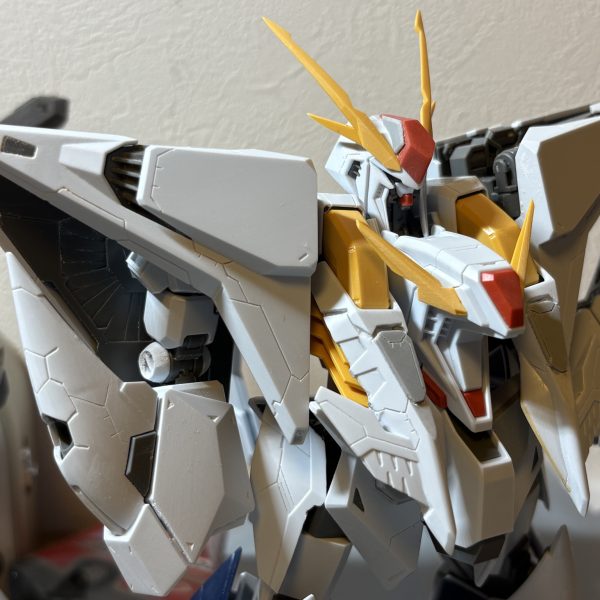 制作記録をご覧の方々、いつもありがとうございます。励みになります....本当に....ディティールアップが大体終わりました。ちなみにいつもディティールアップはサムネ写真みたいな感じで鉛筆描きしてデザインをあーでもないこーでもないして決めてます。細かく言うとパーツの辺とか工具の幅とかで簡単な再現性を意識しつつ決めてます。今回のΞは特に直線的なので。で、ディティールアップは大方終わってパーツのフチ薄加工も終わり、整面処理を始めました。まあすぐ終わるかな、と思います。あとはパーツ洗って塗装ですね。長ぇ〜（4枚目）