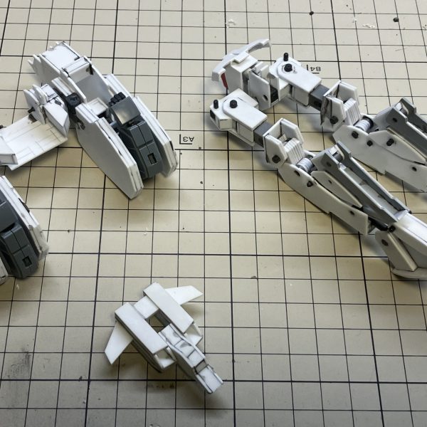胴を製作。写真には無いが肩を前後にスイングできるようにしている。無論、分離、変形も可能。腿を長めにしているためキットよりも頭頂高が高くなっている。ただし固定機構が無いので背骨を早く作らなければ…。（6枚目）