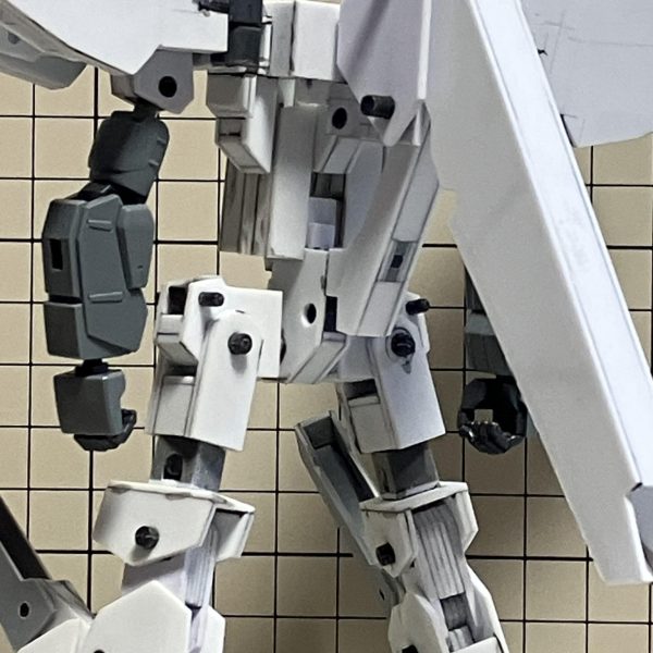 男なら背中で語れ…。胴体の色々な所を製作。今回は尾部ムーバブルフレームとテール・スタビレーターを製作。尾部ムーバブルフレームは設定通り前方に倒す事が可能。合体時にはテール・スタビレーター基部に接続が可能。AパーツとBパーツを接続させることで合体時の剛性向上に寄与している。テール・スタビレーターは前方へ出してGアタッカーの機首へする事が可能。&nbsp;結構揃って来た。（7枚目）