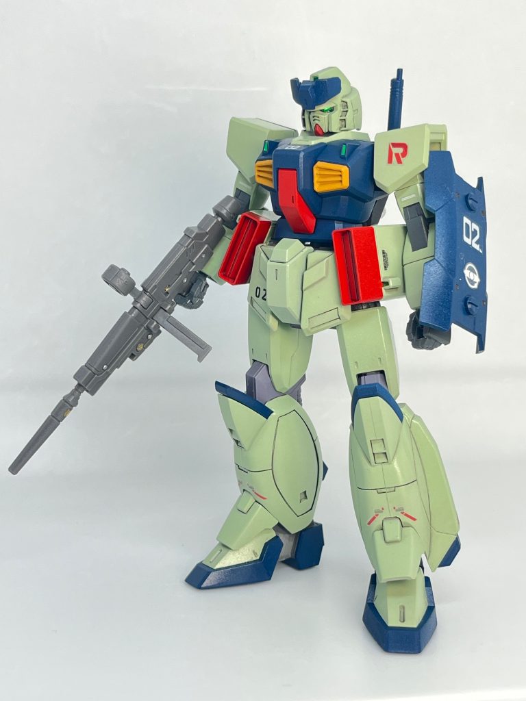 寄せ集めでもいいから動けるMS作ろう、という感じの機体にしました。カラーリングはVガンダムのガンブラスターを参考にしました。リアルに余ったパーツで組み上げた作品なので、スッキリしました。