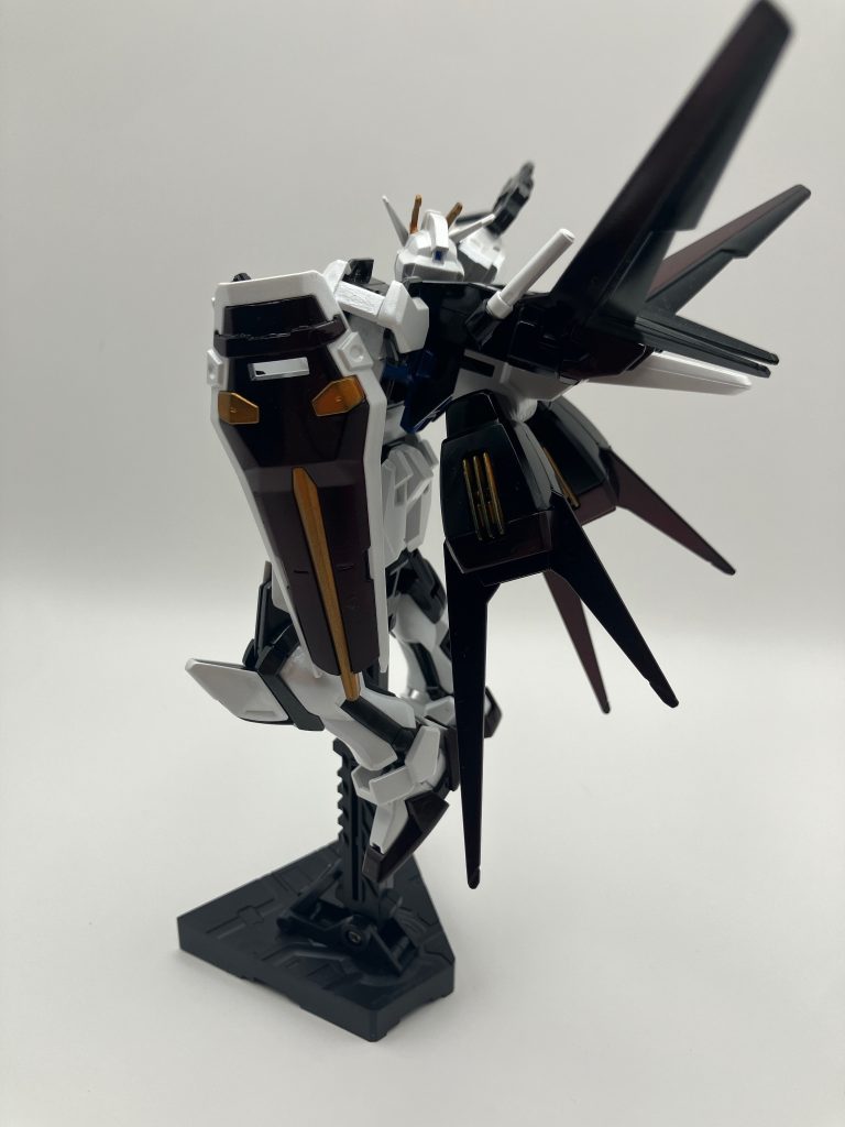 単体で見ればシールドもスラスターもしっかり塗れてると思うのですが、白とのバランスが…ガンダム系はまだまだ練習あるのみです。