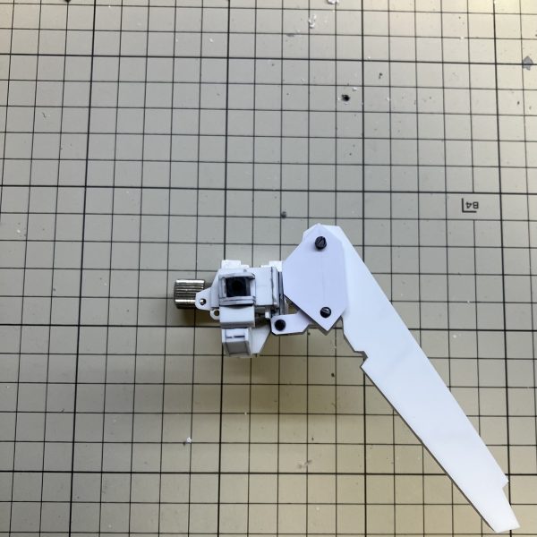 男なら背中で語れ…。胴体の色々な所を製作。今回は尾部ムーバブルフレームとテール・スタビレーターを製作。尾部ムーバブルフレームは設定通り前方に倒す事が可能。合体時にはテール・スタビレーター基部に接続が可能。AパーツとBパーツを接続させることで合体時の剛性向上に寄与している。テール・スタビレーターは前方へ出してGアタッカーの機首へする事が可能。&nbsp;結構揃って来た。（4枚目）