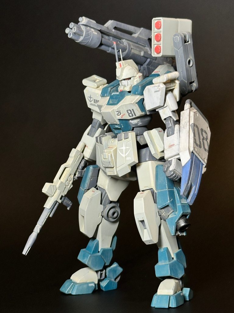 分かりにくいですが...劇中の描写を参考に、マスクと左腕だけはシローの陸戦型ガンダムがそのまま使われているという想定で、他のパーツと色をちょっと変えています(ウェザリングもやや強めに)。