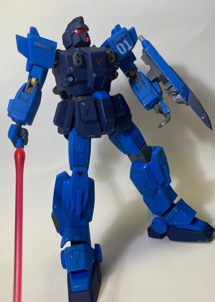 ブルーディスティニー１号機にメタルパーツとスジボリ、そしてバイザー部分など部分塗装してメインカメラには付属シールを貼ったあとレジン液で光るように塗布しました。以下アクションポーズ