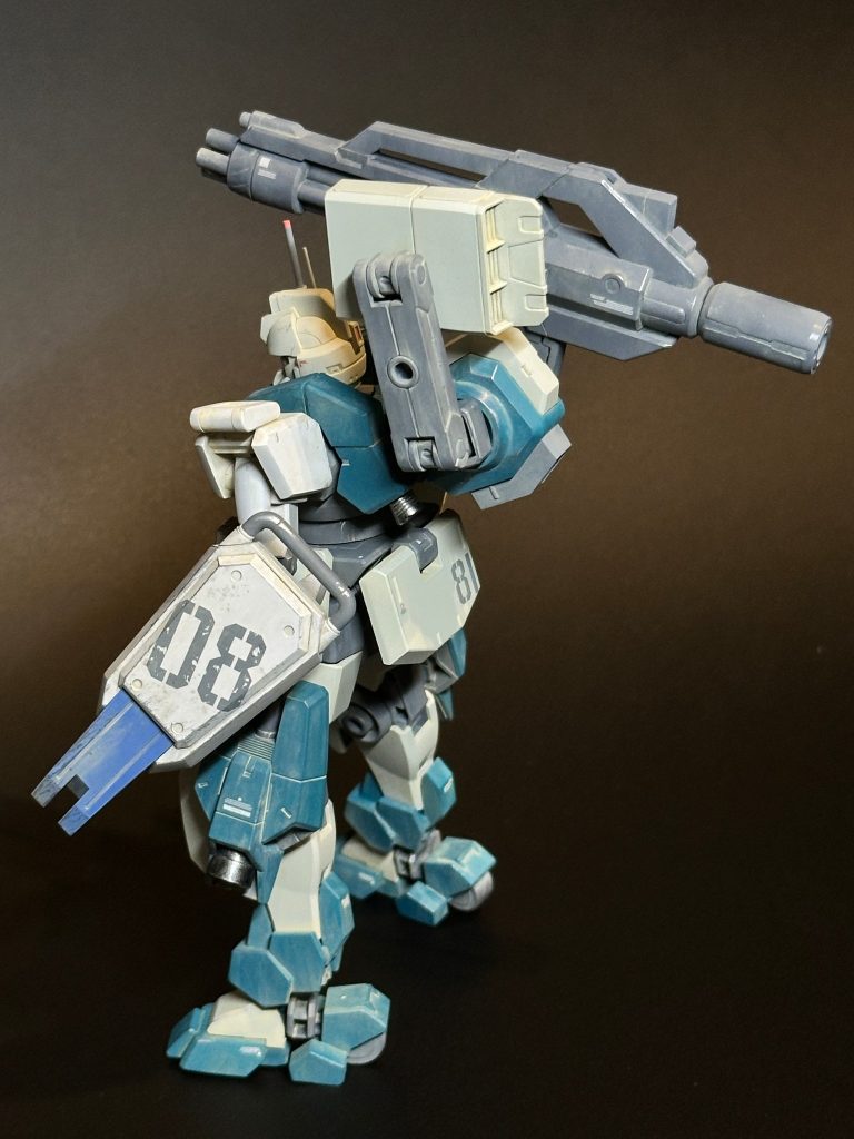 ◆塗装レシピ白：クレオス ガルグレー + ガイア EXホワイト白(マスク/左腕/盾)：ガイア EXホワイト + ガイア EXブラック + クレオス コバルトブルー(少量)青：クレオス インディブルー + クレオス デイトナグリーン + ガイア ミッドナイトブルー + ガイア EXホワイト青(盾)：クレオス コバルトブルー + &nbsp;ガイア ピュアホワイト + クレオス 蛍光ピンク + ガイア EXブラック(少量)赤：クレオス シャインレッド + ガイア ビビッドオレンジ + ガイア EXホワイト関節：クレオス ダークアース + クレオス ブラック + ガイア ピュアホワイト&nbsp;センサー：クレオス 蛍光グリーン + ガイア ピュアホワイト武器：クレオス MSファントムグレー + ガイア EXホワイトトップコート：クレオス スーパークリアⅢ UVカット つや消しウェザリング：ウェザリングカラー サンディウォッシュ/マルチグレー/マルチブラック、タミヤ エナメル クロームシルバーなどウェザリングはやりすぎないよう綺麗めを狙いました。画像だと伝わりにくいのですが、砂埃でちょっとくすんださらっとした質感になったのが気に入っています。