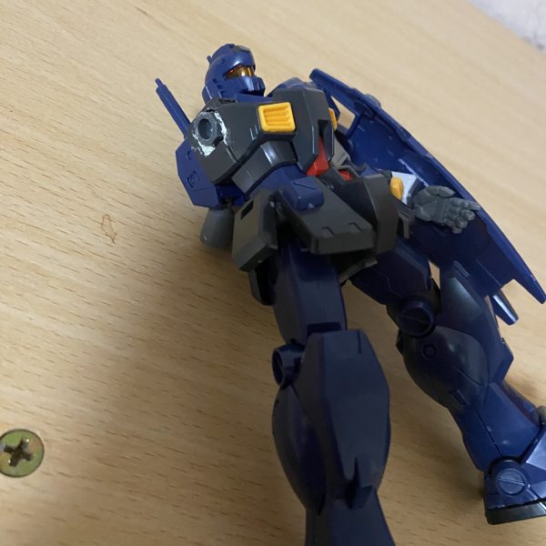 現在難航してた肩パーツの稼働範囲を広げることに成功しました。ようやく第一歩前進です、今後は全塗装とさらなる改修でジムクゥエルの改造をしていくつもりです（5枚目）
