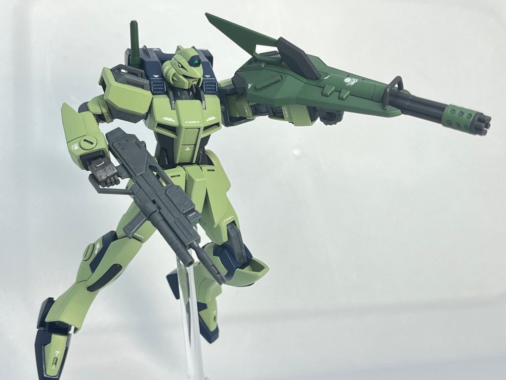 HGストライクダガーをベースにアンテナ外してパテで埋めたM１アストレイの頭部、旧HGエールストライクのストライカーパック、IWSPのコンバインドシールドを装備させました。カラーリングはVガンダムのガンイージを参考にしました。