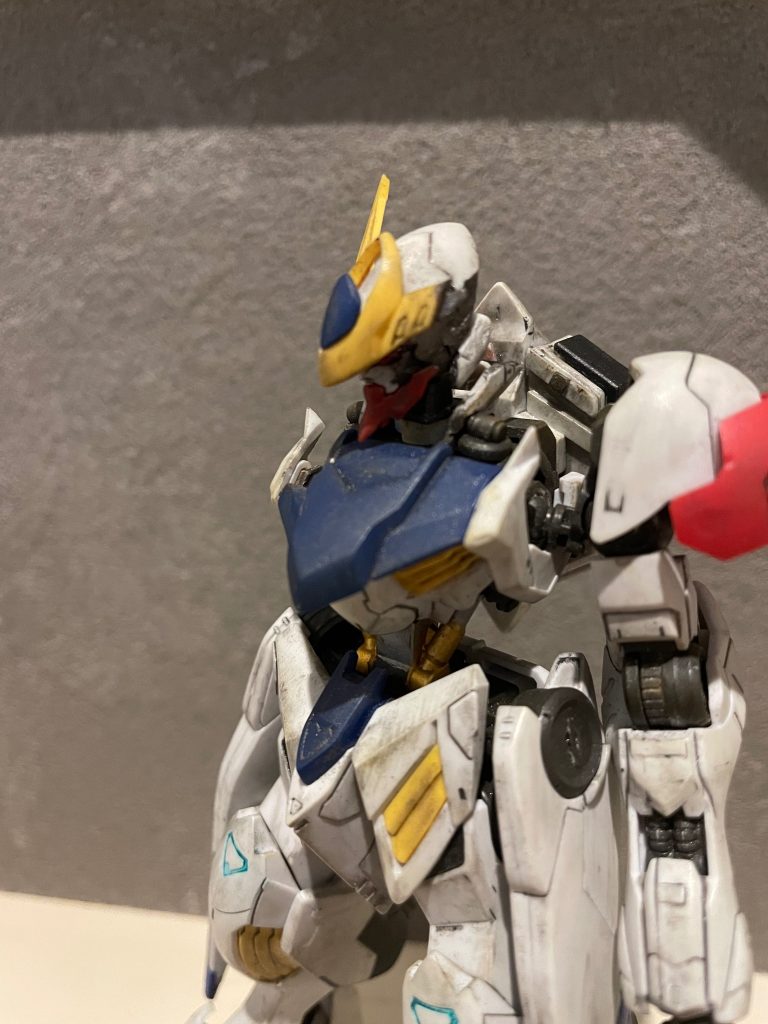 頭部は顎のシャープ化等結構こだわりました折れたアンテナからプラ板で作ったフレームが露出してるのがアピールポイントです!